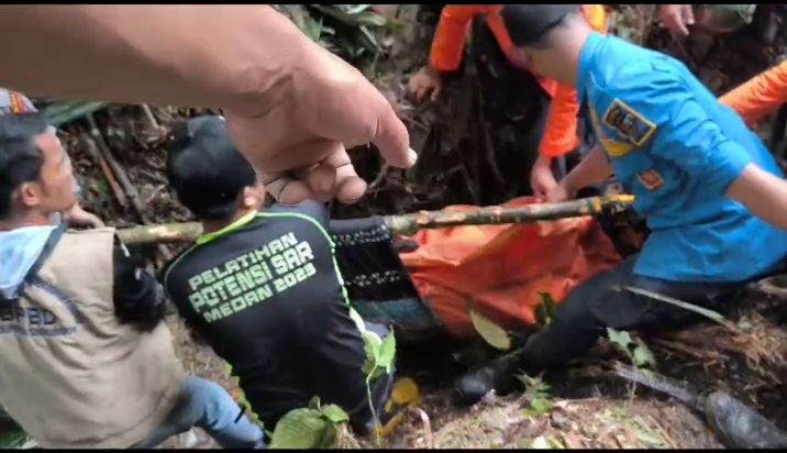 Evakuasi korban tersapu banjir di Raya Kahean Kabupaten Simalungun.