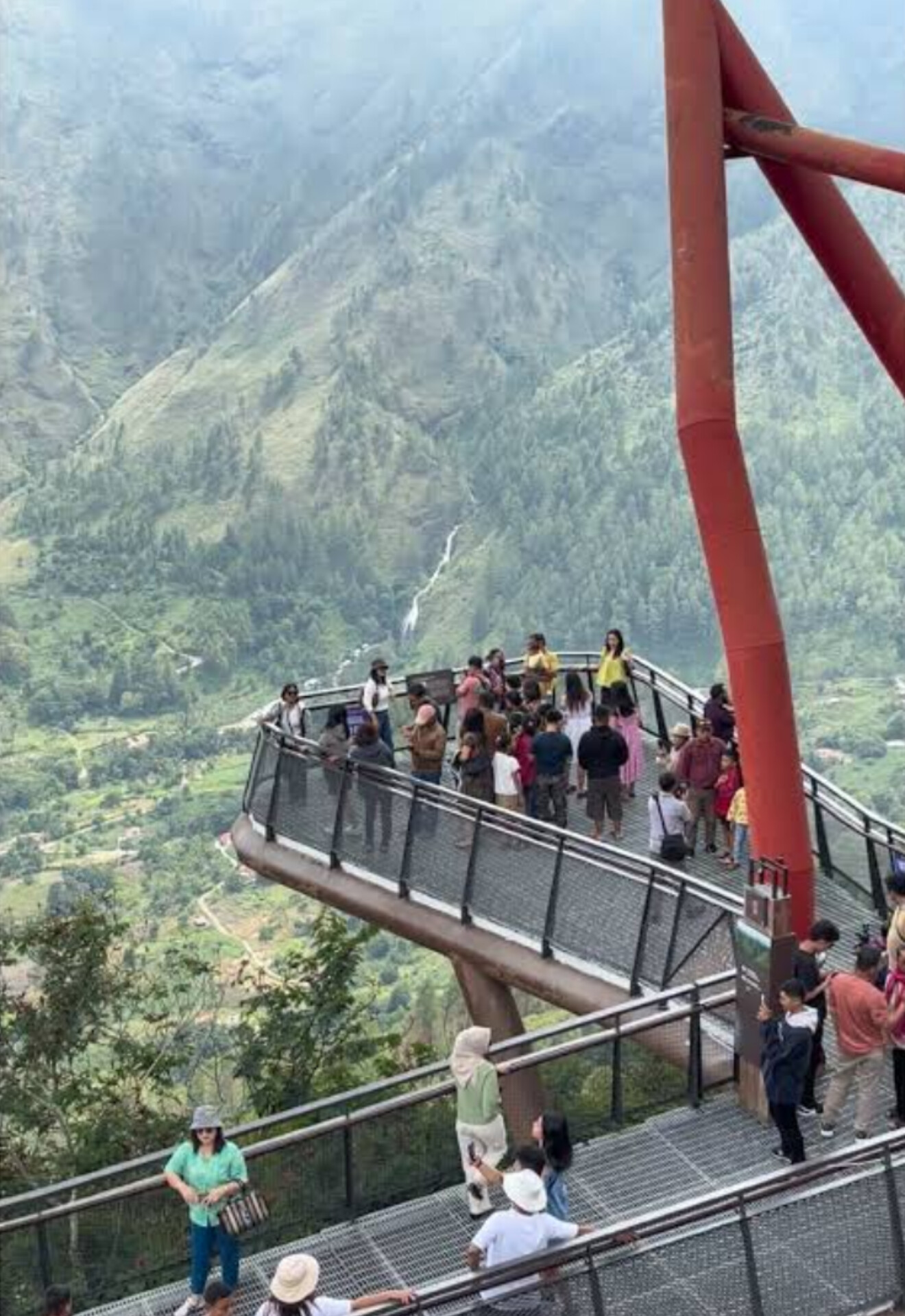 Menara Pandang Tele di Samosir ramai dikunjungi wisatawan.