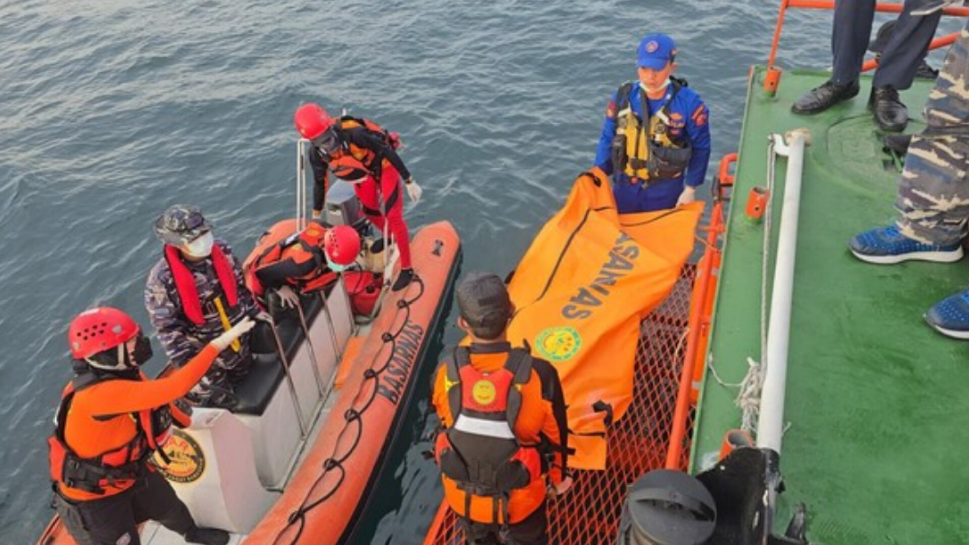 Tim SAR berkoordinasi dengan Kapal SAR Nakula yang bersiaga di dermaga Sibolga untuk mengevakuasi jasad korban.