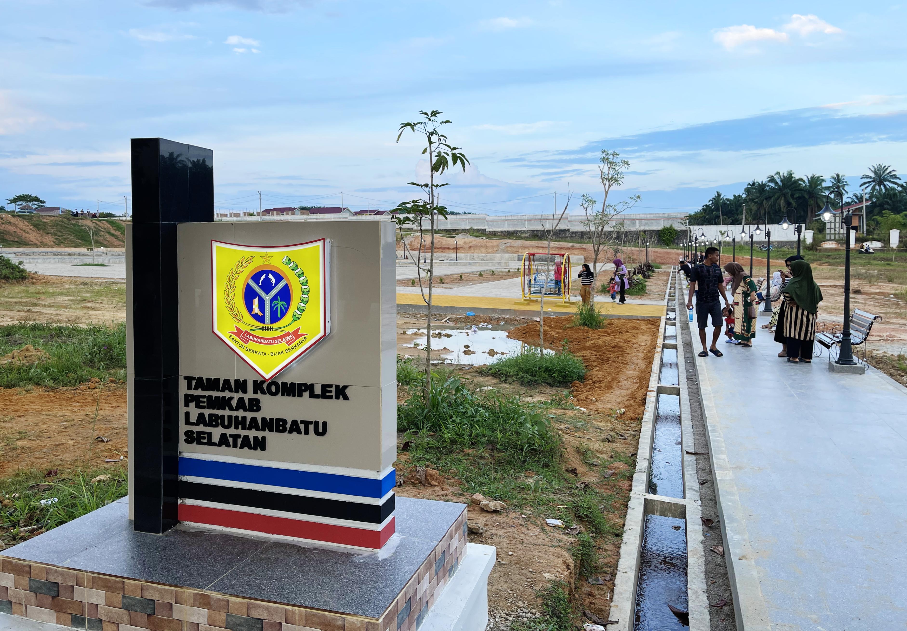 Taman yang berada di depan Kantor Bupati Labusel.