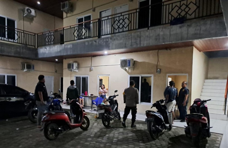 Pihak kepolisian Polsek Rambutan saat melakukan pengecekan di kos-kosan BP7 Tebingtinggi.