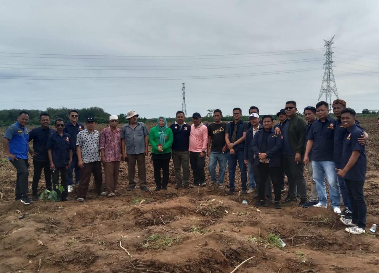 Penanaman pohon mahoni oleh Karang Taruna dan masyarakat di Tapian Dolok.