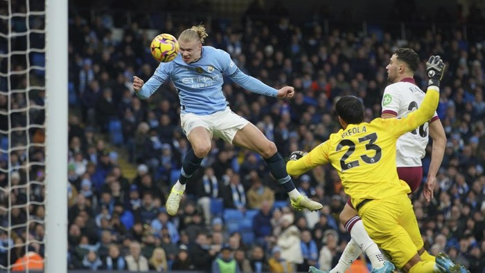 Erling Haaland menggandakan keunggulan lewat sundulannya di menit ke-42, memastikan City menutup babak pertama dengan skor 2-0.
