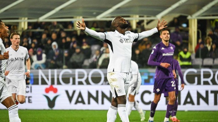 Lukaku melakukan selebrasi saat mencetak gol untuk Napoli.