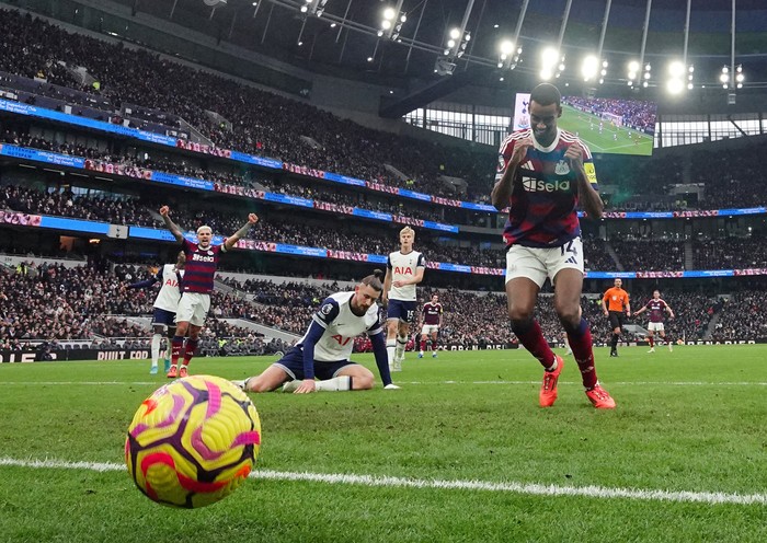 Spurs mengakui keunggulan Newcastle United 1-2.