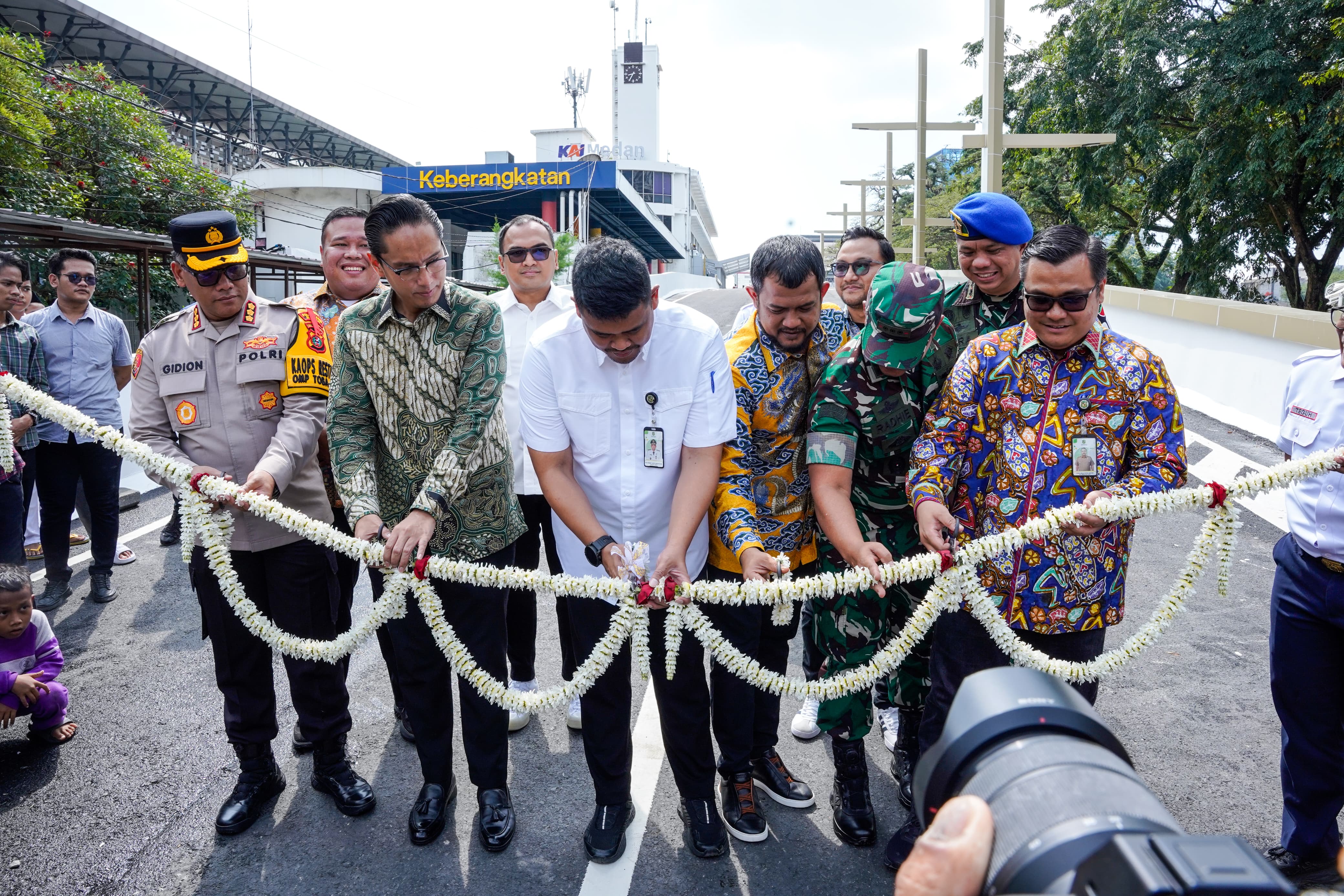 Bobby Nasution saat meresmikan Overpass jalan Stasiun Medan yang terkoneksi dengan stasiun Kereta Api Medan pada Desember 2024.