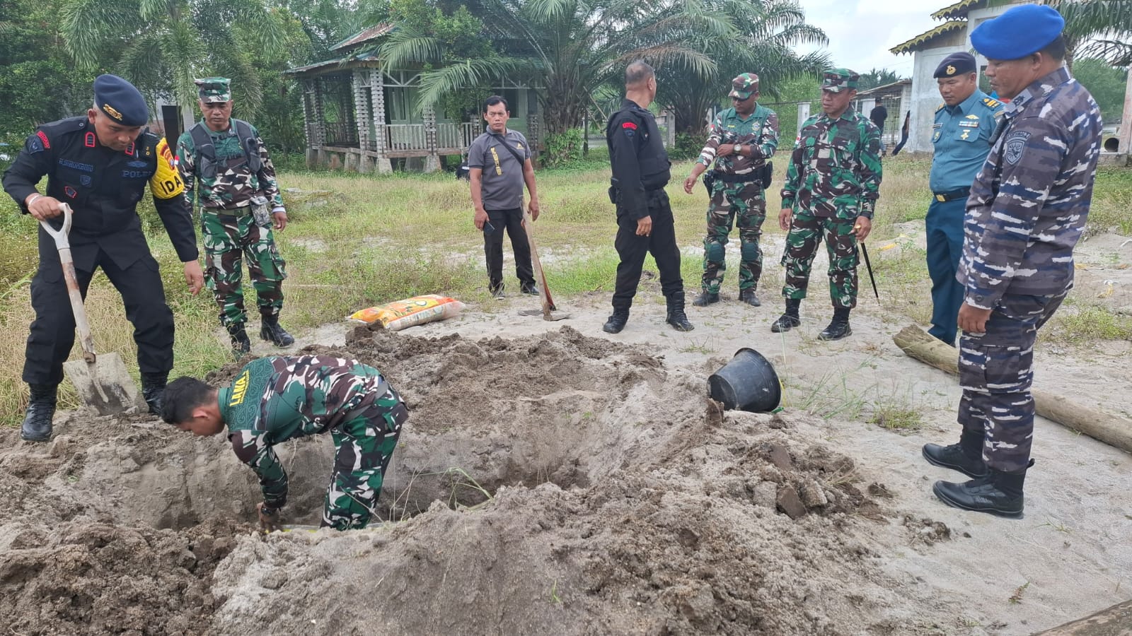 Proses peledakan bom peninggalan Perang Dunia II di Pulau Baswesen.