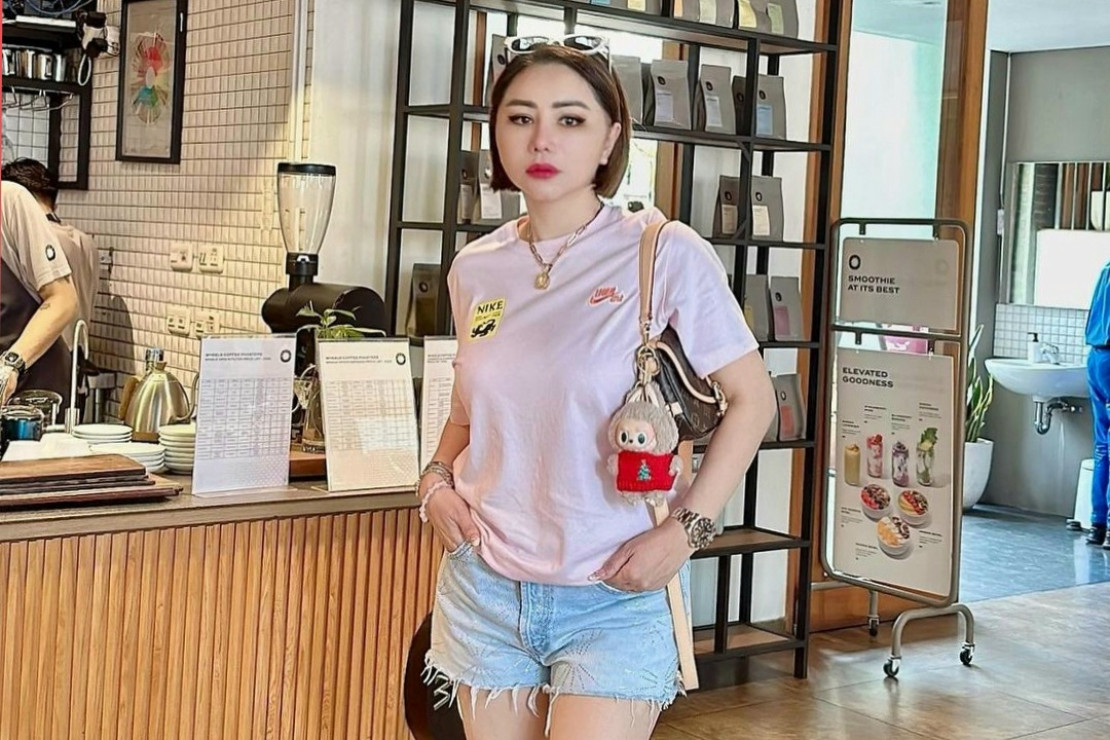 Femmy Permatasari berbagi cerita tentang prosedur kecantikan di studio Trans TV.