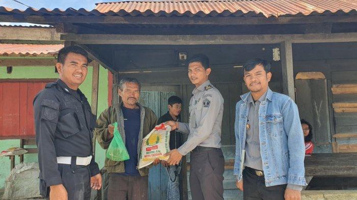 Karutan Humbang Hasundutan, Sahat Parsaulian, menyerahkan bantuan secara simbolis kepada penerima.