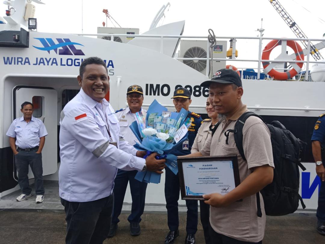 GM PT. Wira Jaya Logitama Lines, Herryon Marbun memberikan penghargaan dan hadiah kepada pembeli tiket pertama Kapal Wira Fast 9.