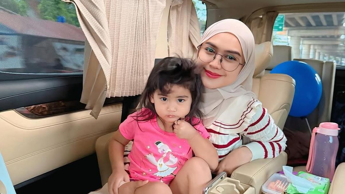 Ria Ricis dan putrinya.