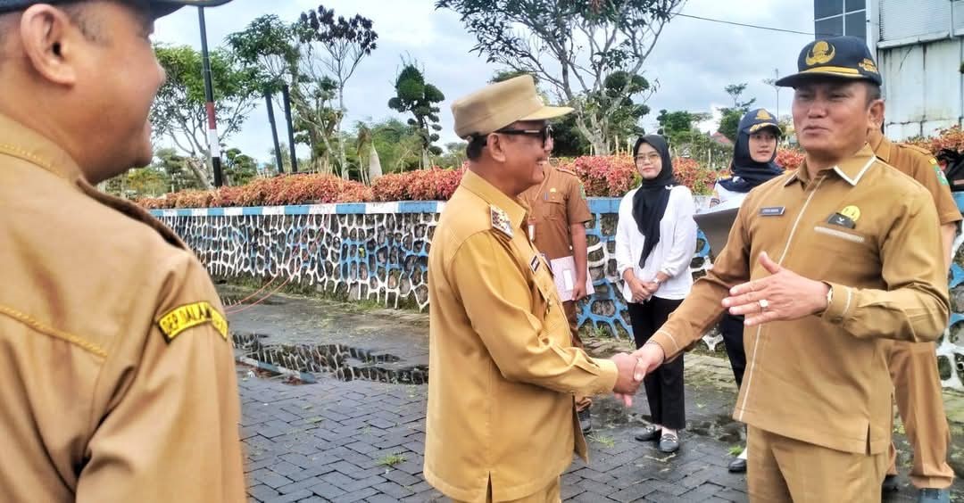 Wakil Bupati Simalungun Zonny Waldi bersalaman dengan Sekda Esron Sinaga.