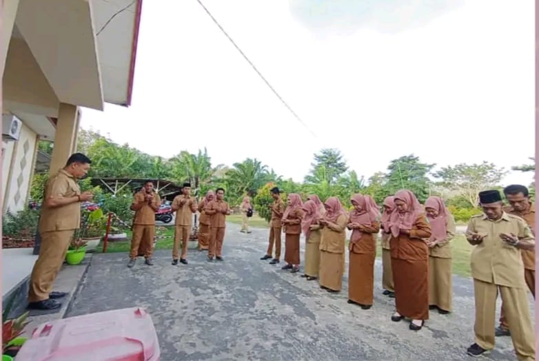Aparatur Pemerintah Desa (APD) di Desa Bantan Tua, Kecamatan Bantan, Kabupaten Bengkalis, Riau, mengikuti apel Senin pagi.