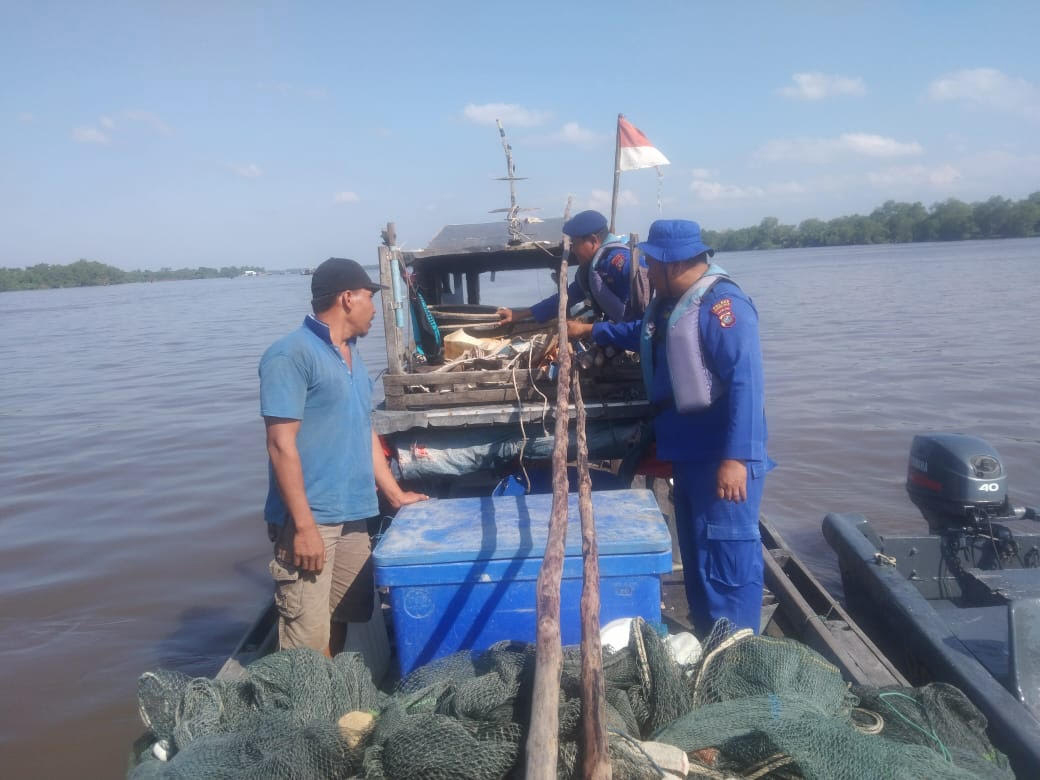 Personel Sat Polairud Polres Tanjungbalai saat memeriksa kapal tanpa nama.