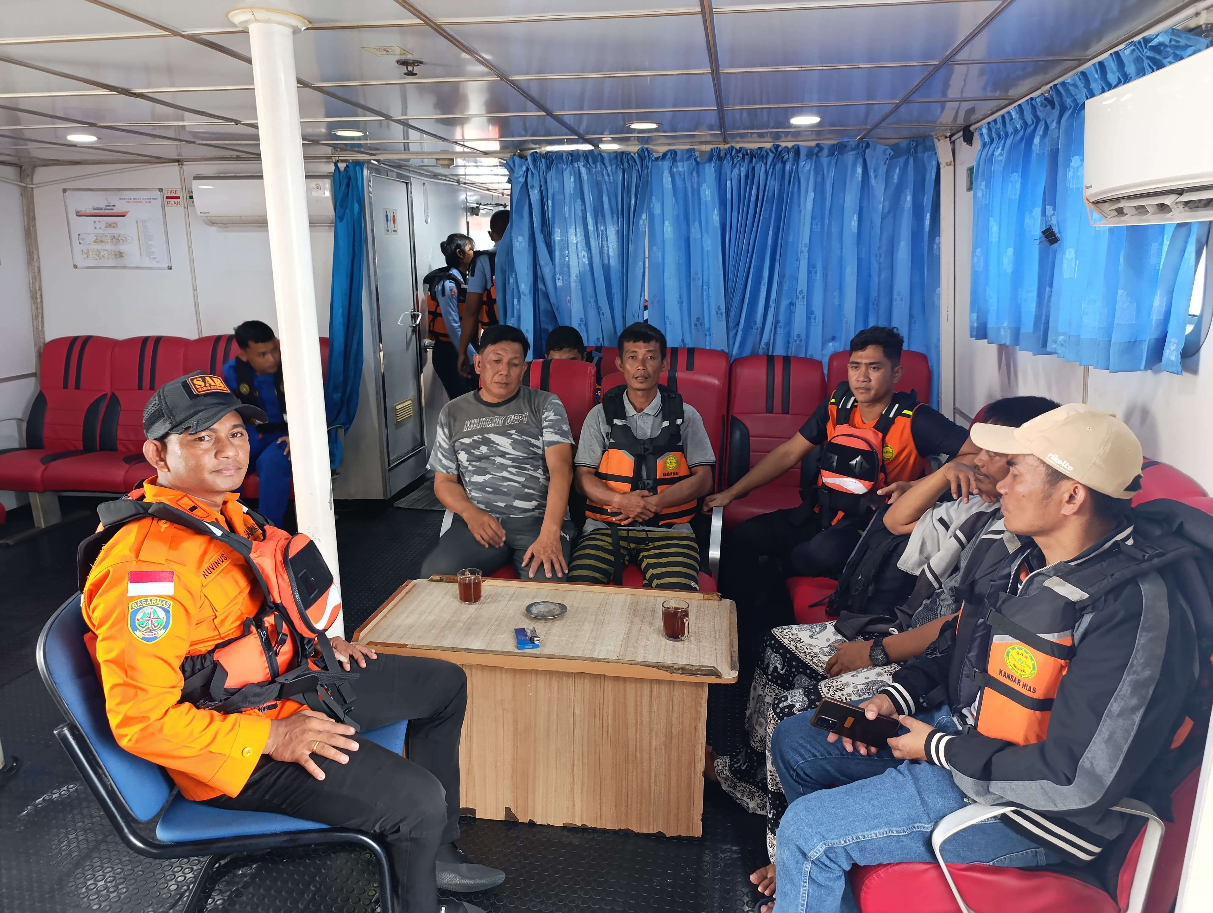 Personil Basarnas bersama pemancing yang berhasil dievakuasi.