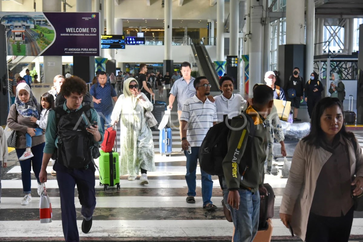 Penumpang pesawat via Bandara Kualanamu, Medan.