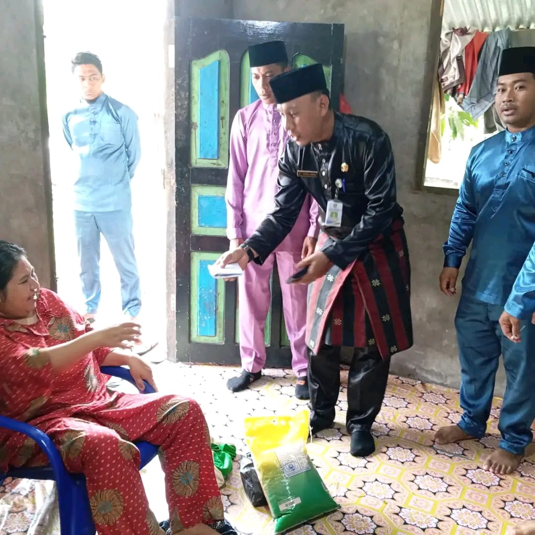Pemerintah Desa Bantan Tua bersama Unit Pengumpul Zakat (UPZ) Desa menyalurkan bantuan kepada Haidil, warga yang mengalami musibah.