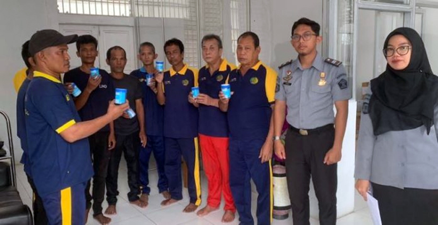 WBP Lapas Tanjungbalai Asahan menjalani tes urine.
