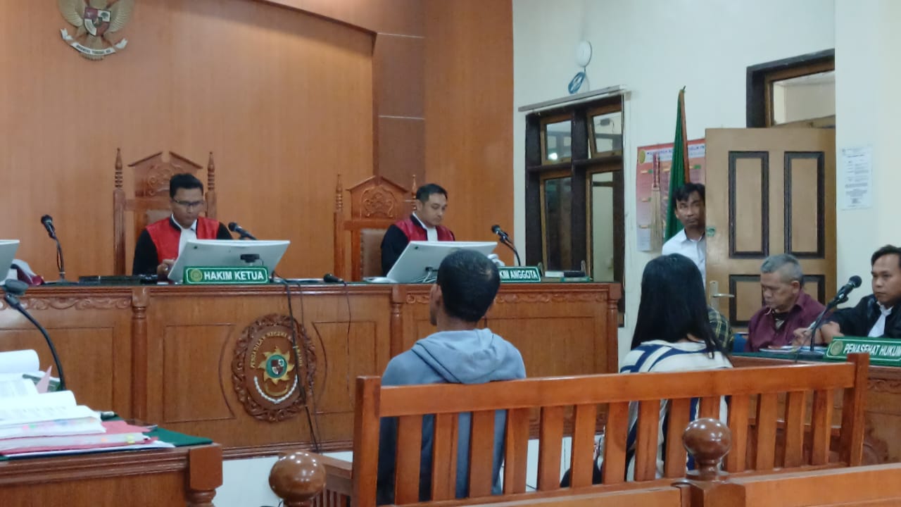 Sidang kasus pembunuhan wartawan di PN Karo.