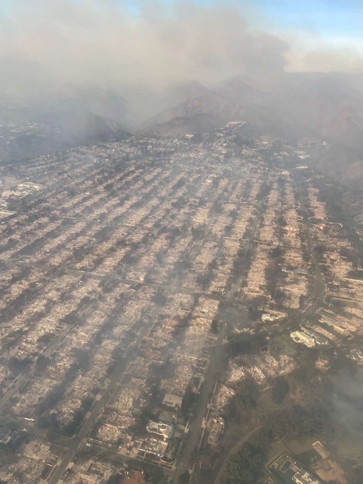 Kebakaran di Los Angeles, USA, bermula pada Selasa pagi di wilayah Pacific Palisades dan dengan cepat menyebar ke area lain, termasuk Hollywood Hills.
