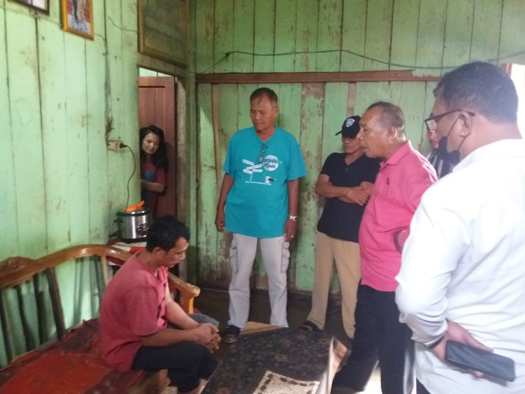 Pelaku pencuri pisang ditangkap di rumahnya.