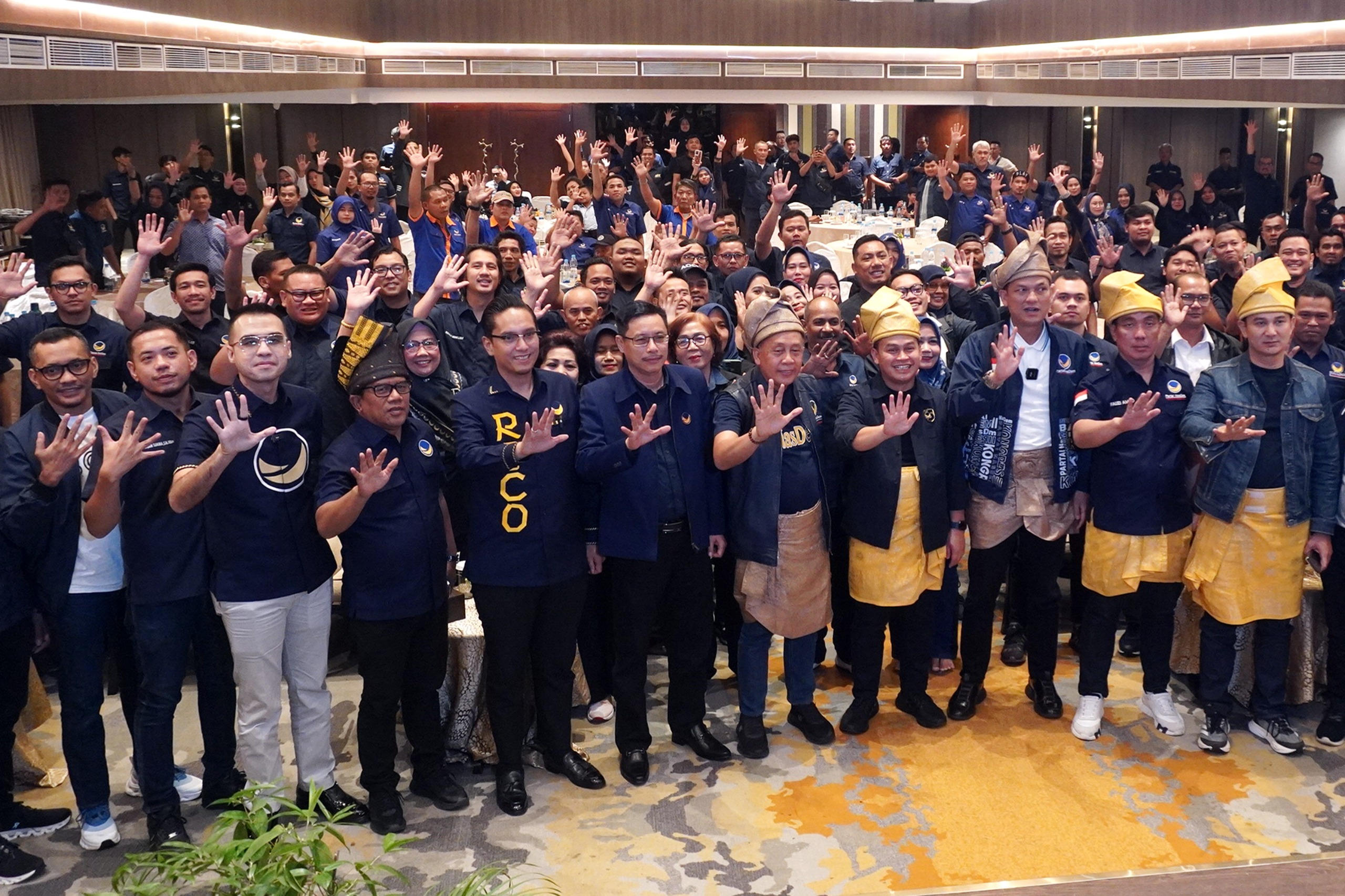 Wali Kota Medan terpilih, Rico Waas menghadiri temu ramah bersama Waketum DPP NasDem, Saan Mustapa, anggota DPR RI Fraksi NasDem serta struktur partai pada Minggu malam (12/1/2025).
