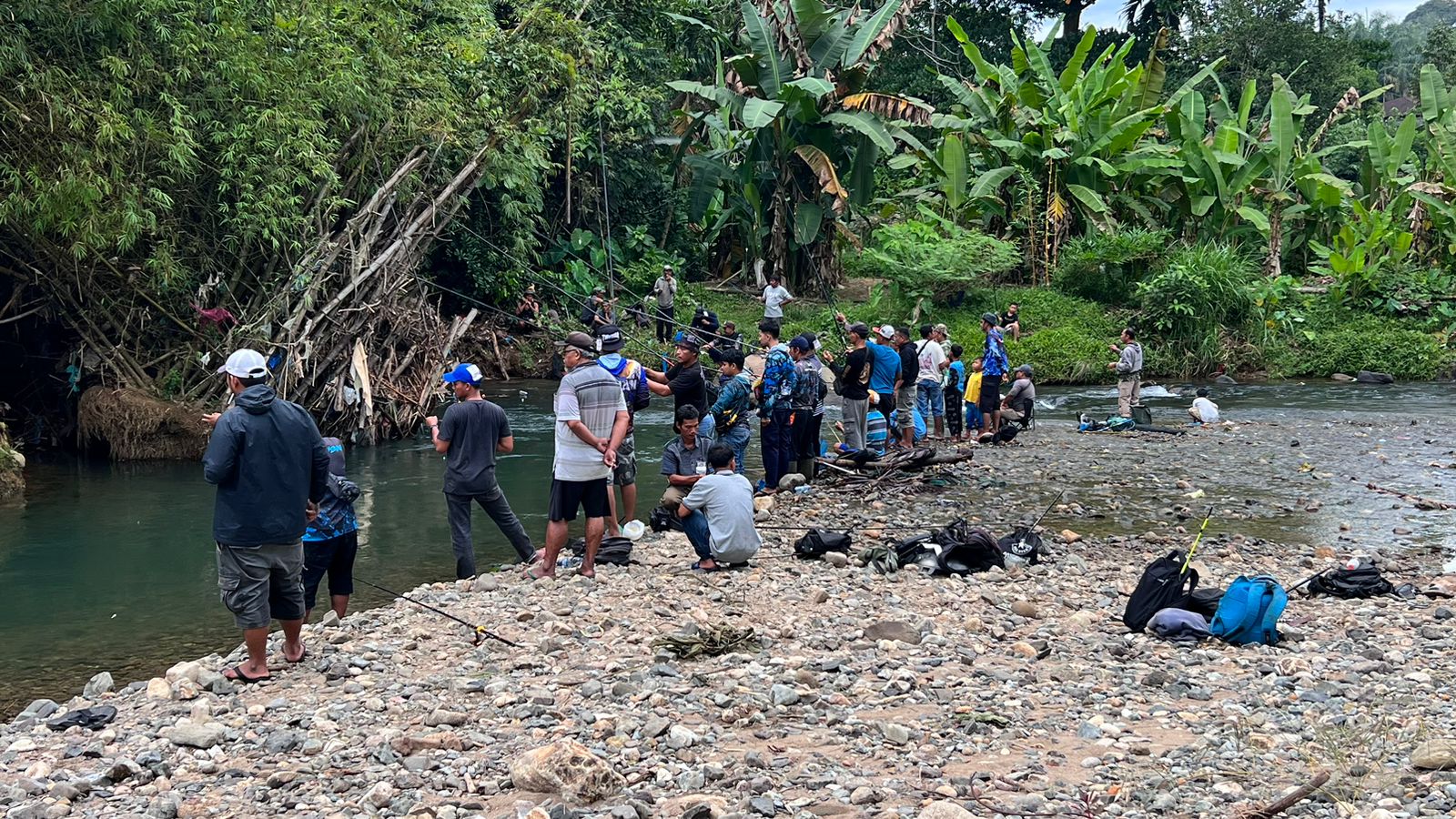 Ratusan pemancing di tepian sungai di Desa Hapesong Lama, Kecamatan Batang Toru, Tapanuli Selatan, memancing ikan di Lubuk Larangan, Minggu, 12 Januari 2025.