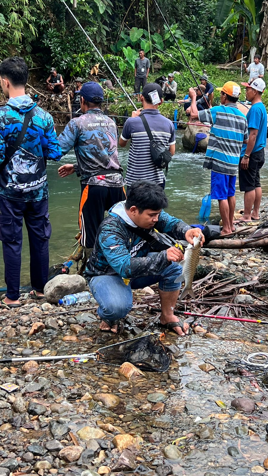 Pemancing di tepian sungai di Desa Hapesong Lama, Kecamatan Batang Toru, Tapanuli Selatan, memancing ikan di Lubuk Larangan, Minggu, 12 Januari 2025.