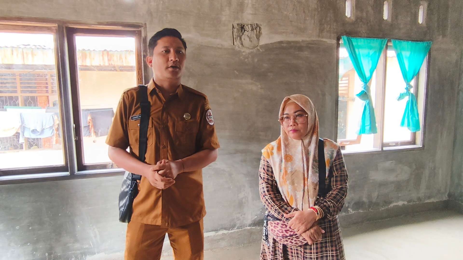 Lurah Lubuk Tukko Baru, Lodewik dan Kepala Lingkungan, saat berada di rumah warga penerima bantuan program Tapteng Membara.