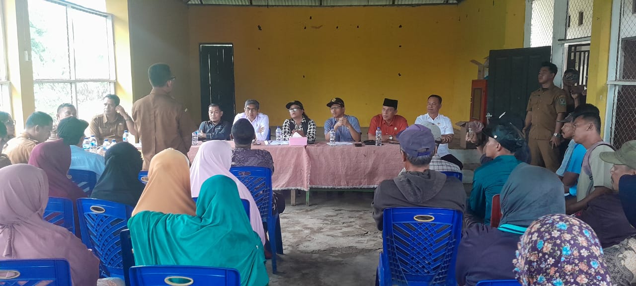 Komisi I DPRD Kabupaten Simalungun saat menggelar rapat bersama warga, Camat dan Kaur Nagori Banjar Hulu.