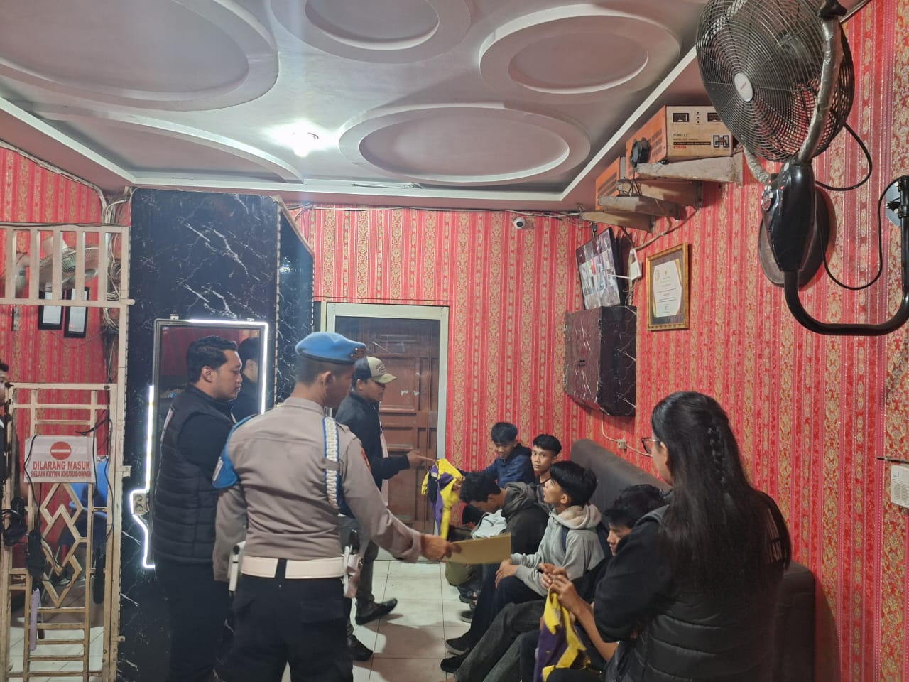 Polres Asahan saat melakukan razia di tempat hiburan malam di Kisaran.