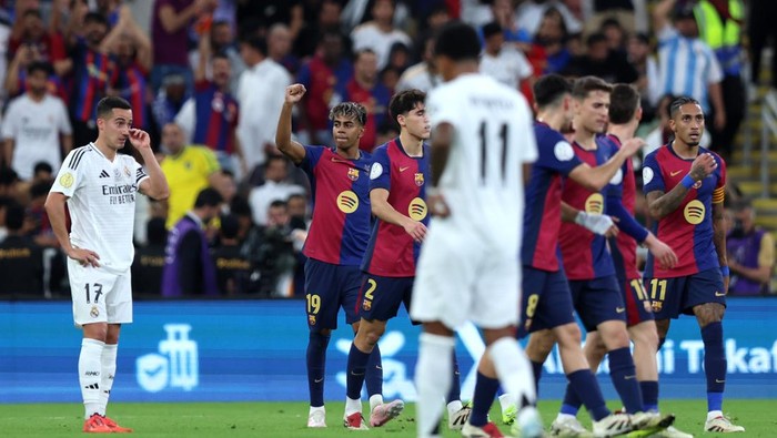 Lamine kepalkan tangan usai membobol gawang Madrid.
