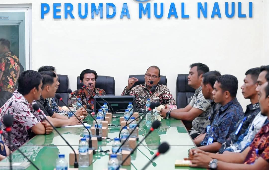 Pj Bupati Tapteng, Sugeng Riyanta, saat menyambangi Perumda Mual Nauli Tapteng.