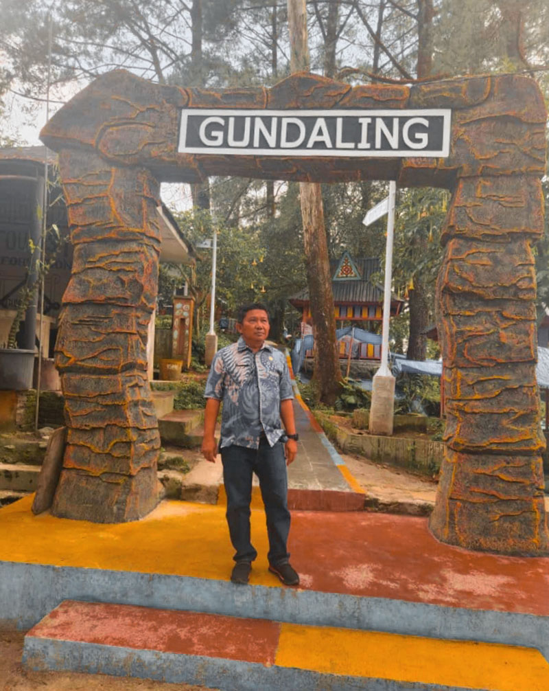 Kepala Dinas Kebudayaan Pemuda Olahraga dan Pariwisata Kabupaten Karo Munarta Ginting, SP, di Puncak Gundaling.