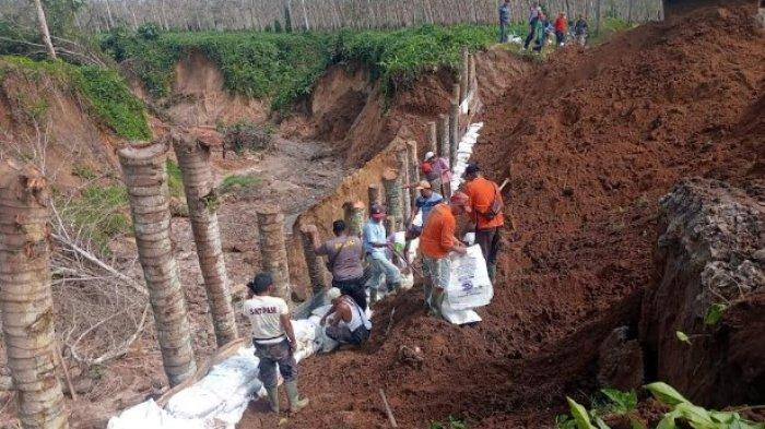Jalan longsor di Desa Perkebunan Aek Tarum Asahan.