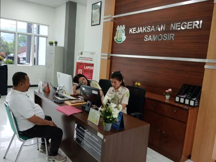 Marko Panda Sihotang saat menyampaikan laporan di Kejaksaan Negeri Samosir.