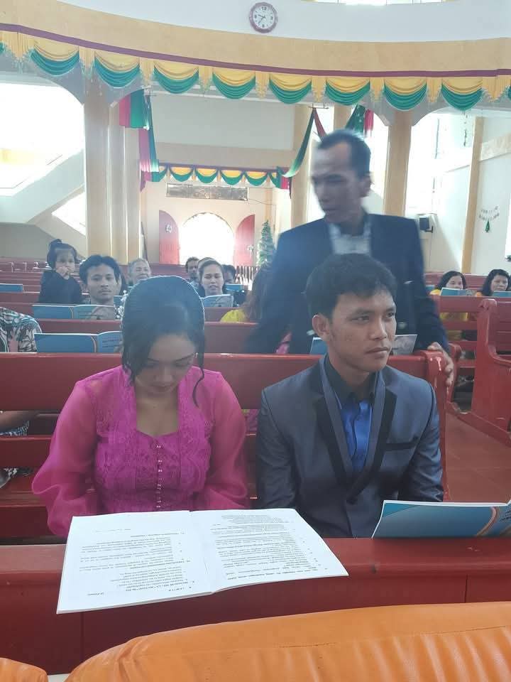 Icha Putriwi Sirait dan Andre Marbun saat martuppol di gereja HKBP.