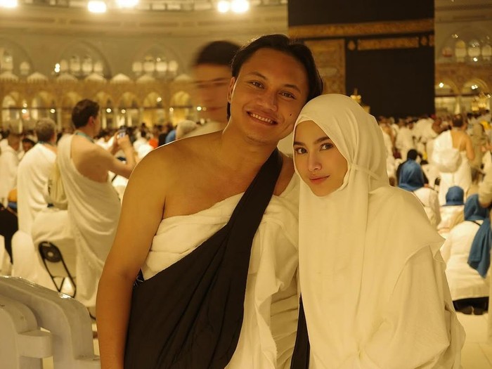 Mahalini Raharja menjalani ibadah umrah untuk pertama kalinya bersama sang suami, Rizky Febian.