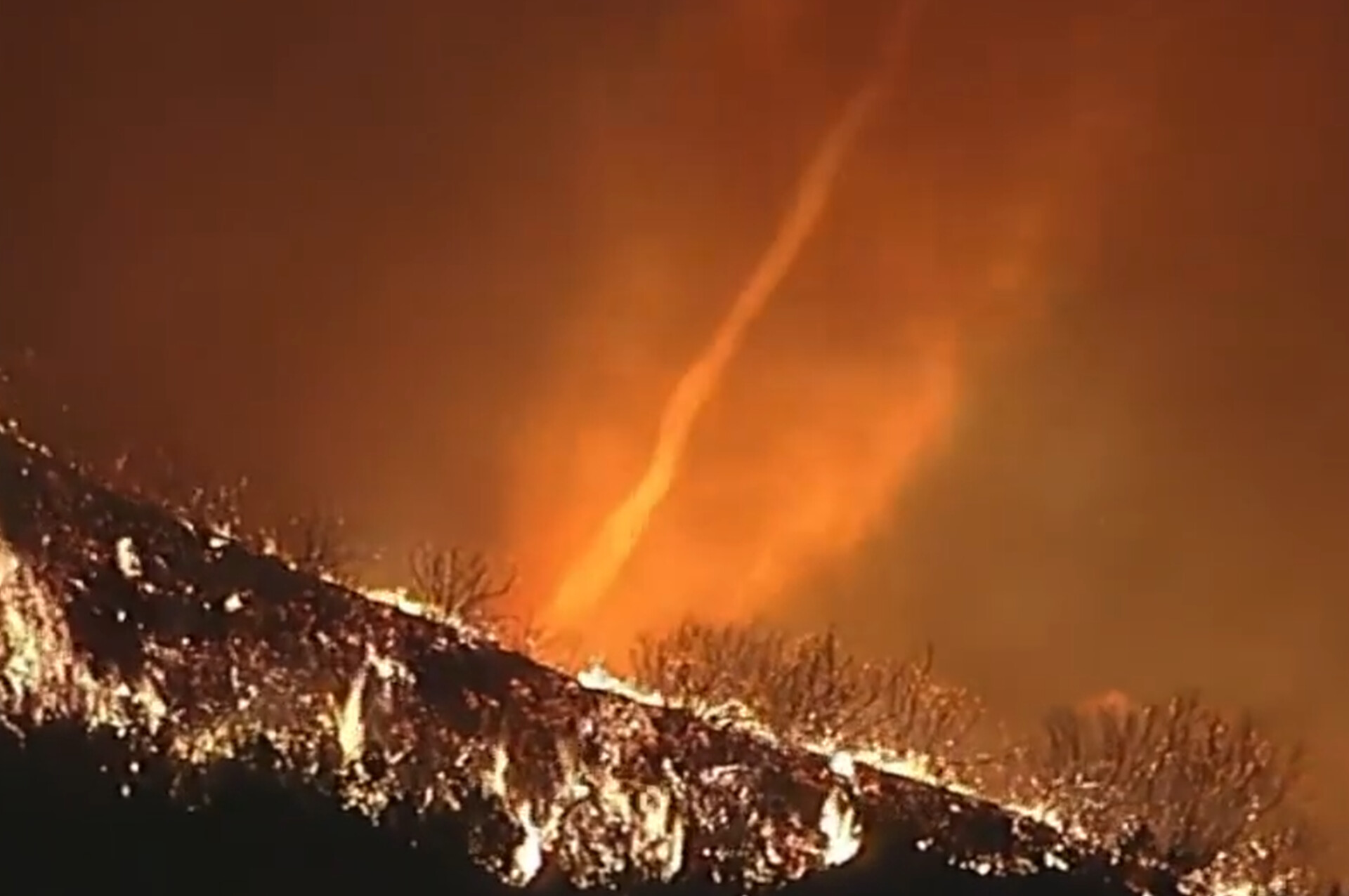 Tornado api muncul di Los Angeles, California usai kebakaran api hebat.