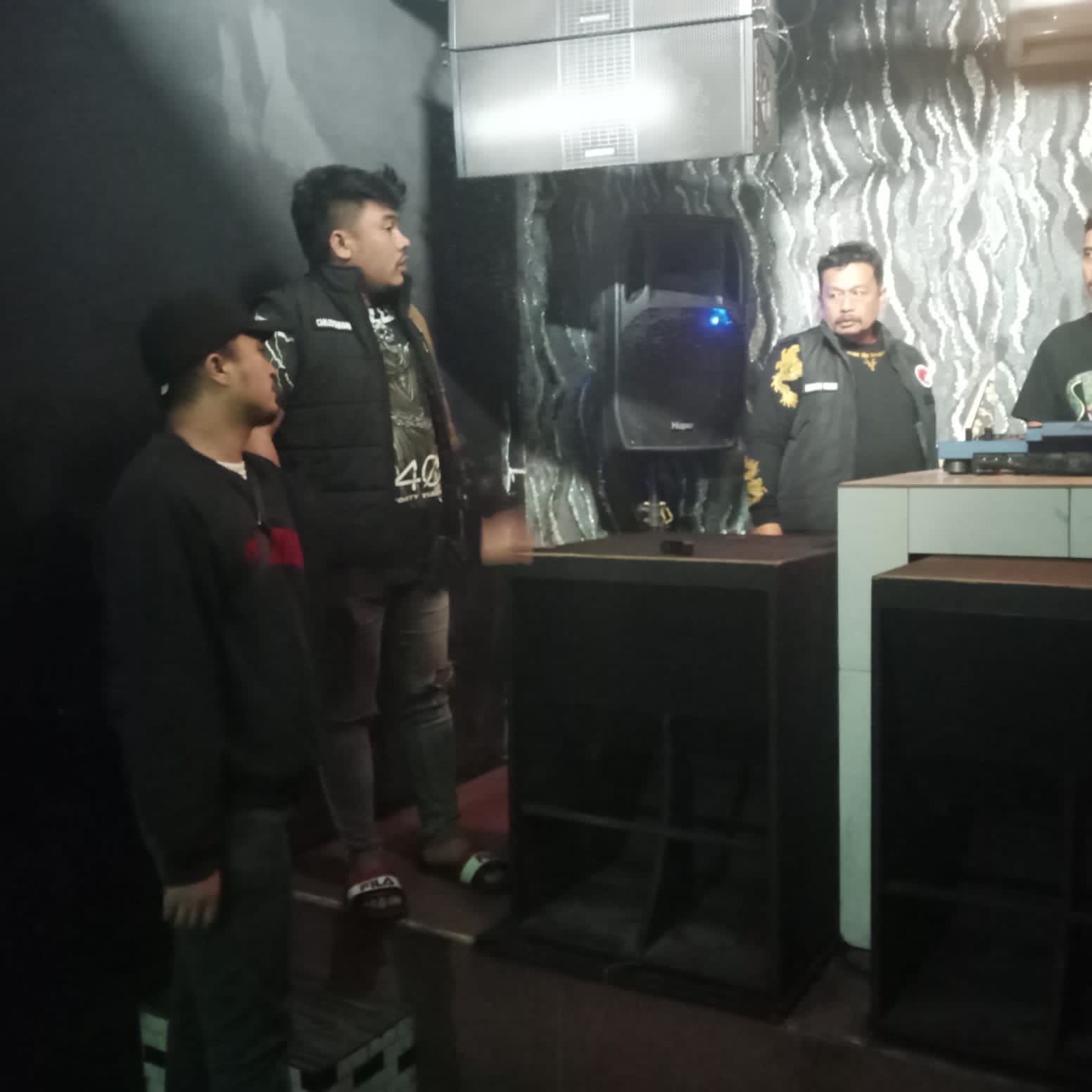 Aparat Polres Karo melakukan razia di tempat hiburan malam.