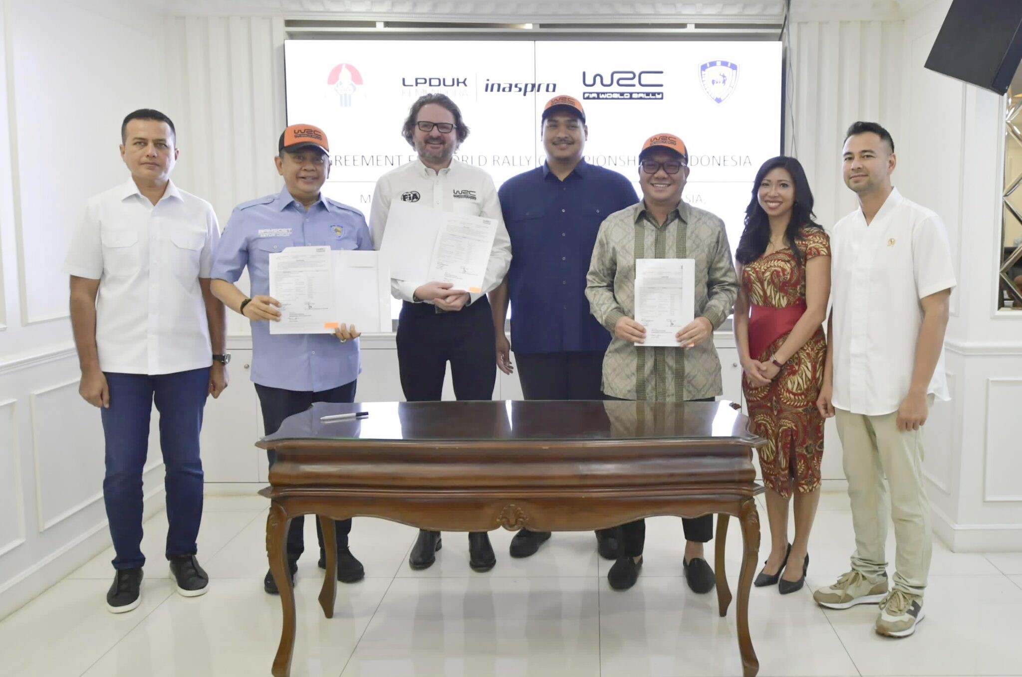 Ketua Umum IMI Bambang Soesatyo bersama Ketua Tim Goes to WRC Musa Rajekshah, LPDUK, Kemenpora, serta Promotor WRC usai penandatanganan MoU.