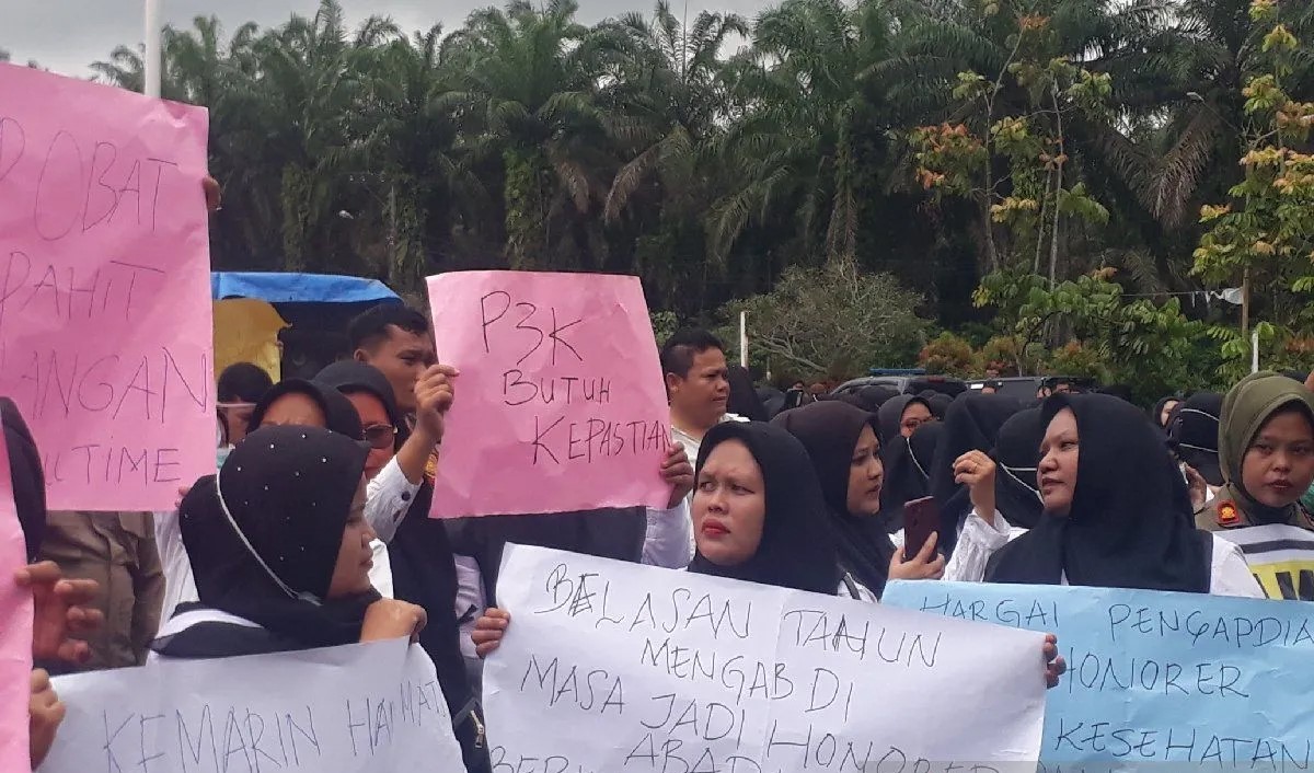 Honorer Pemkab Palas melaksanakan aksi unjuk rasa damai di kantor bupati dan DPRD Palas.