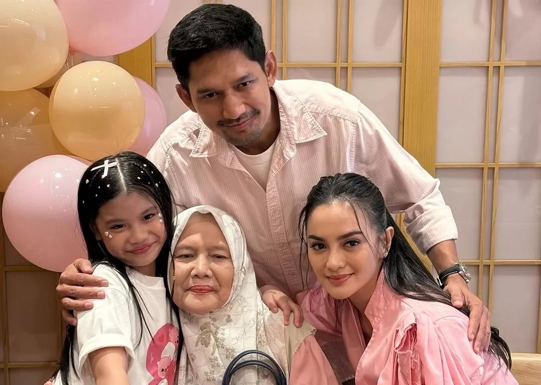 Ririn Ekawati bersama mertua, anak, dan mertuanya.