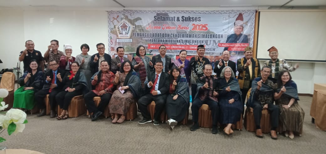 Pemangku Adat dan Cendikiawan Simalungun dalam acara syukuran tahun baru 2025.