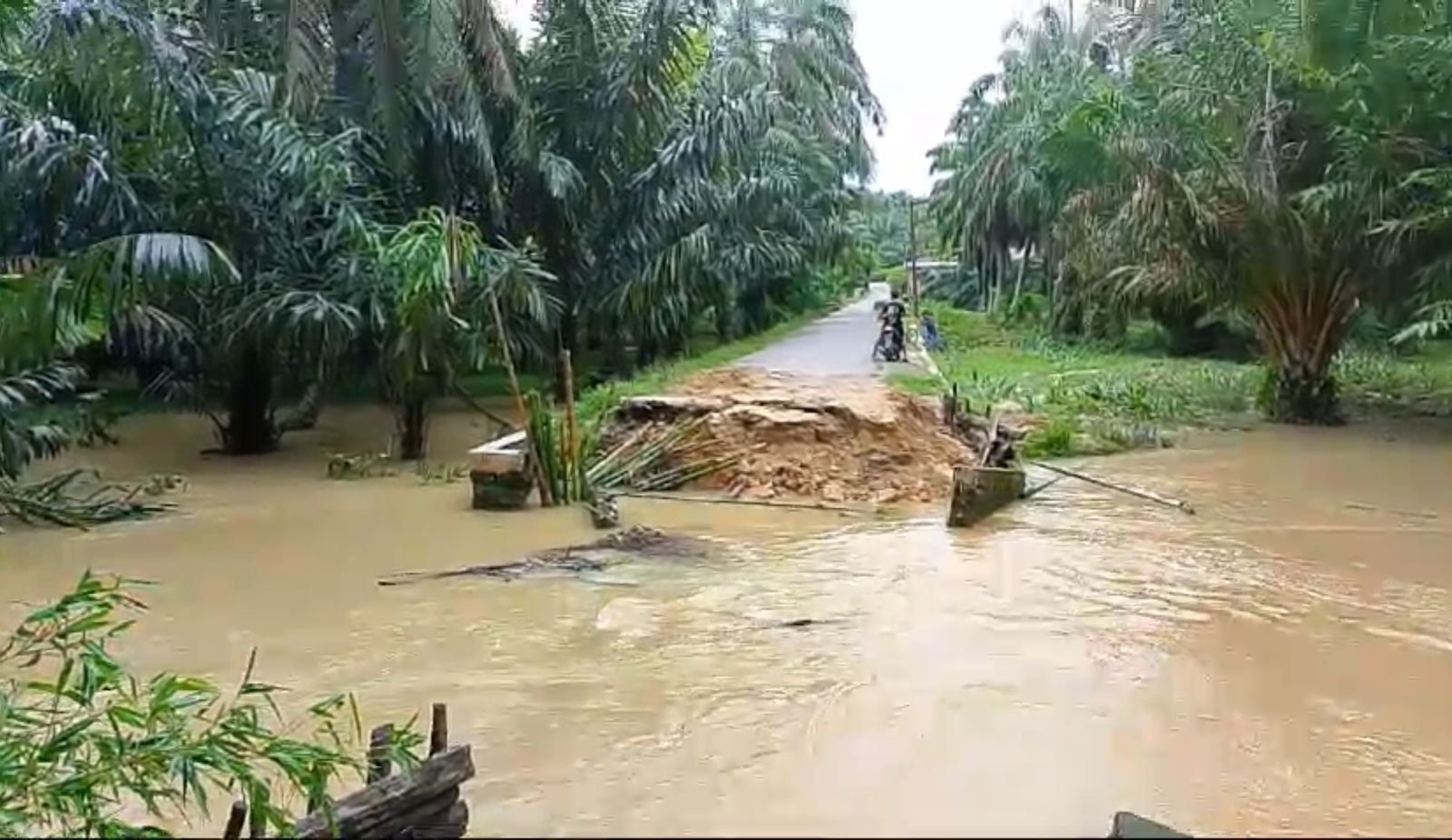 Jembatan yang putus di Labusel karena diterjang banjir.