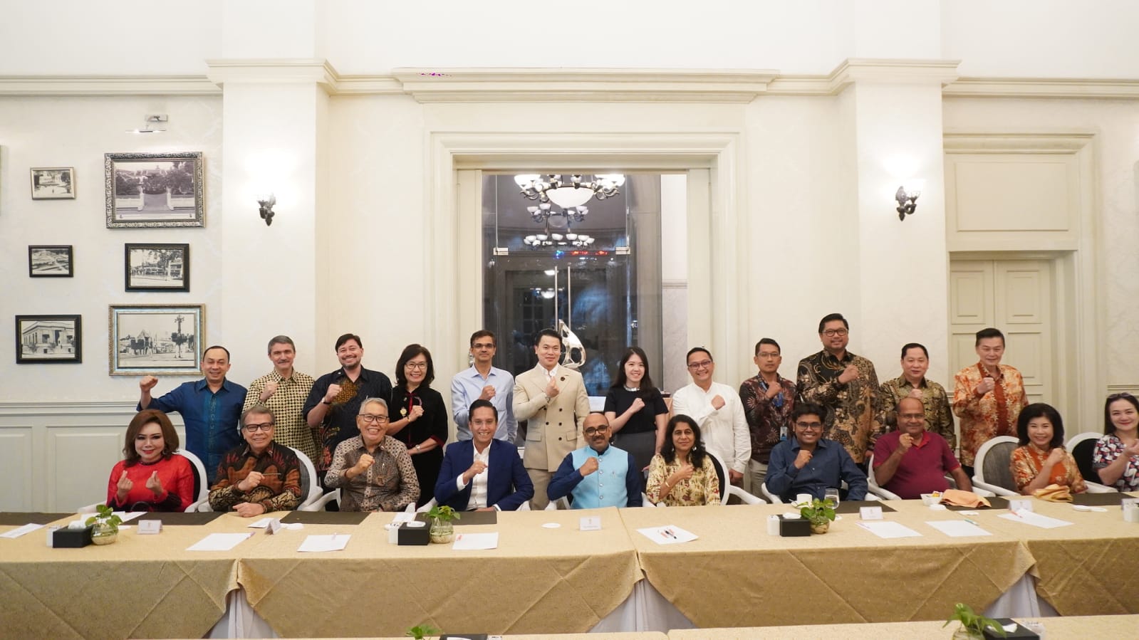 Wali Kota Medan terpilih, Rico Tri Putra Bayu Waas diabadikan bersama Konjen India di Medan, Ravi Shanker Goel, para pengusaha asal India serta sejumlah Konjen negara lainnya pada Jumat malam (17/1).