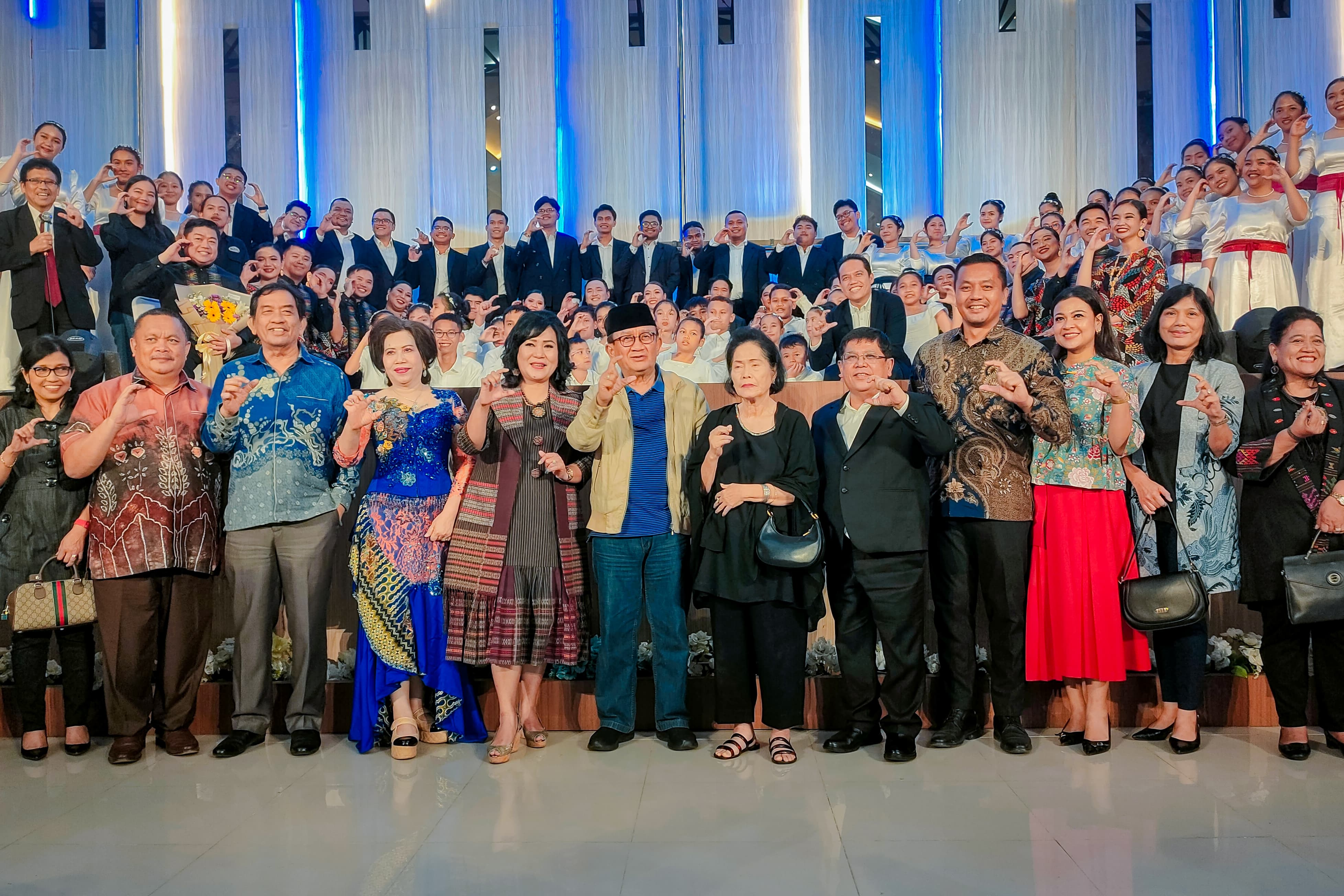 The Philippine Madrigal Singers, paduan suara terbaik dunia asal Filipina, tampil di Medan.