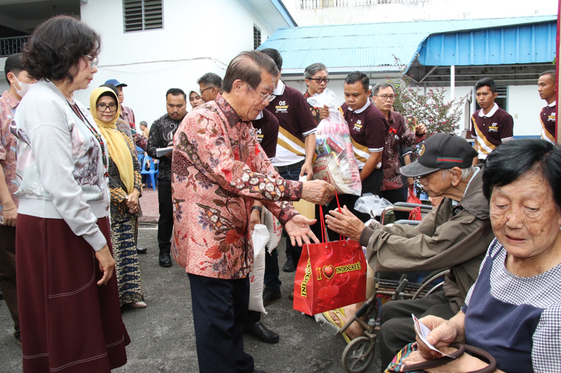 Penerima bantuan bersama Ketua Pembina YBKS Edwin Bingei Purba Siboro, Forkopimda, Pengurus YBKS dan para donatur.