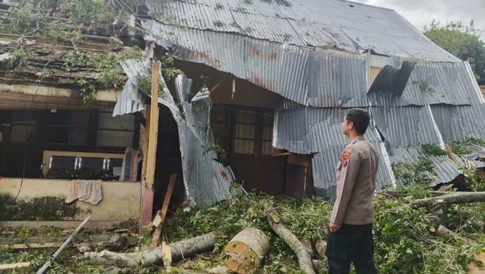 Pohon tumbang yang menimpa rumah dinas Polsek Parapat.