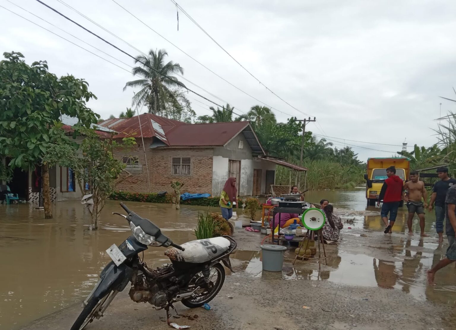 Warga memanfaatkan jalan sebagai tempat memasak sekaligus beraktifitas lain.